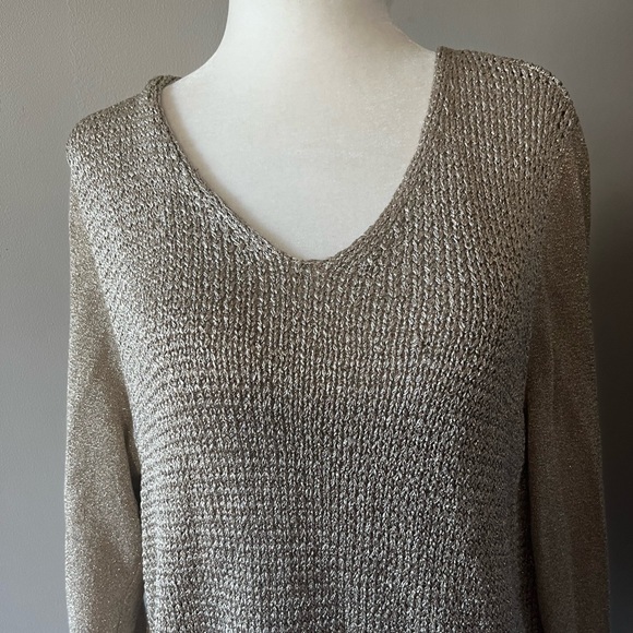 Womans Shimmering Chicos V Necked Sweater w/ lots of Style!! - Picture 2 of 10